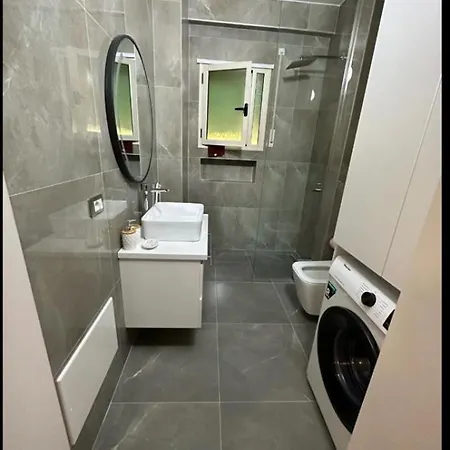Vlora Apartment דירה *